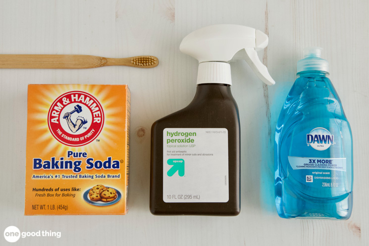How to get oil stains out of clothing. My best method for getting oil stains out of clothing uses baking soda, hydrogen peroxide, and Dawn dish soap.
